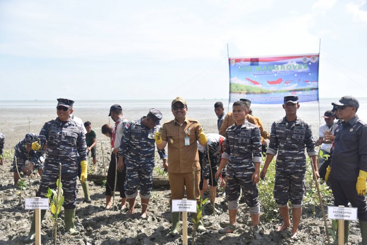 Hari Mangrove Sedunia, Pemkab Batubara Bersama Lanal TBA Tanam 5.000 Bibit Mangrove