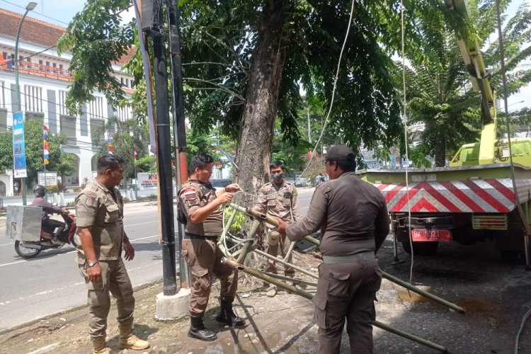 Tim Gabungan Satpol PP Medan Bongkar Papan Reklame yang Menyalahi Aturan