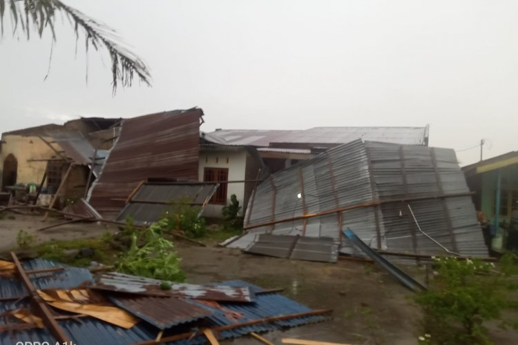 Hujan Disertai Angin Puting Beliung Landa Rumah Warga di Sergai