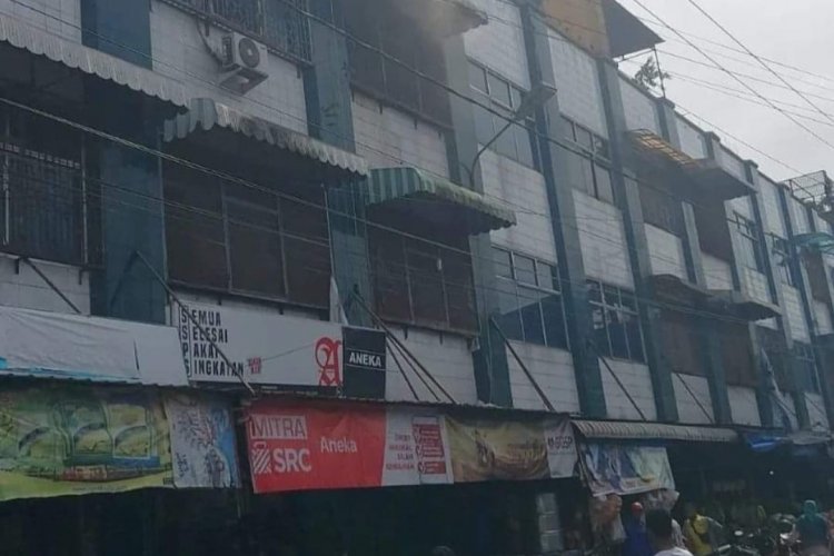 Toko Grosir Sembako Lantai 3 Hangus Terbakar