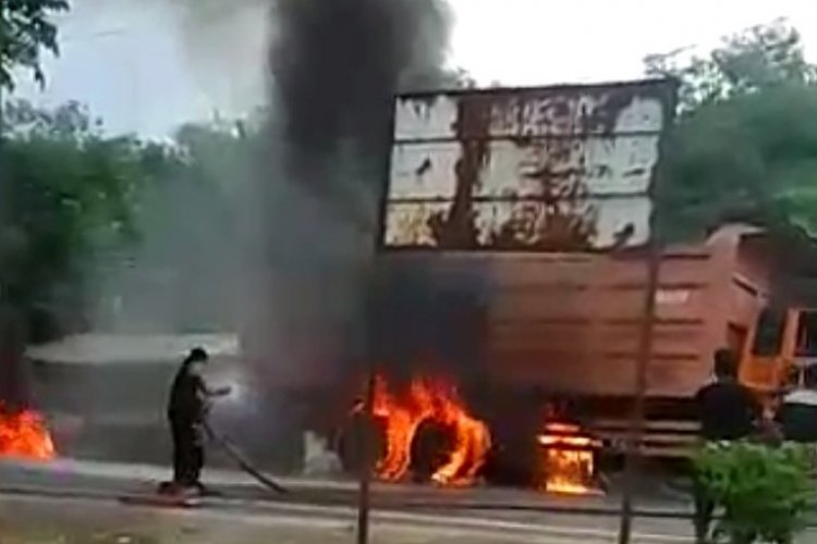 Truk Terbakar Dekat Kantor Polisi Pamingke Labuhanbatu