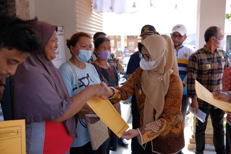 Bantu Korban Bencana, Plt Walikota Susanti Salurkan Tali Asih