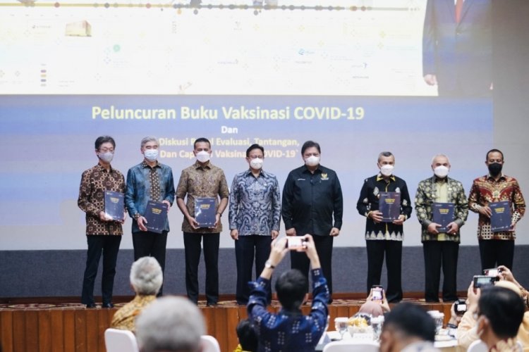 Diluncurkan, Buku Vaksinasi Covid-19 Menko Airlangga Dapat Dicapture Kebijakan Publiknya