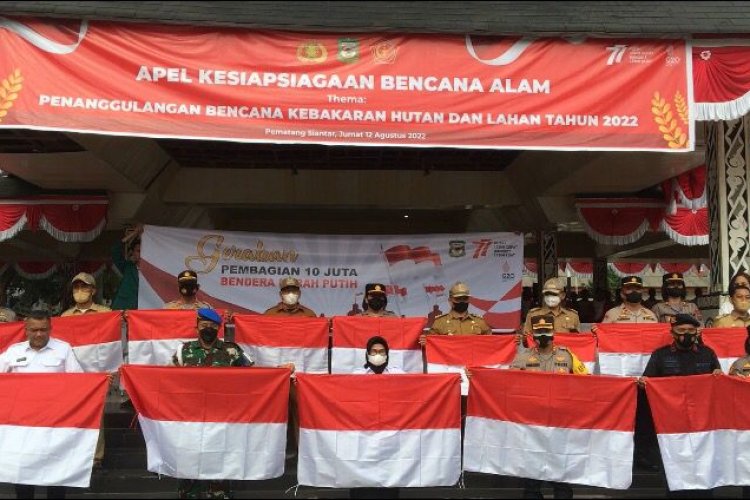 Usai Pimpin Apel Siaga Karhutla, Plt Walikota Susanti Bagikan 10 Juta Bendera Merah Putih