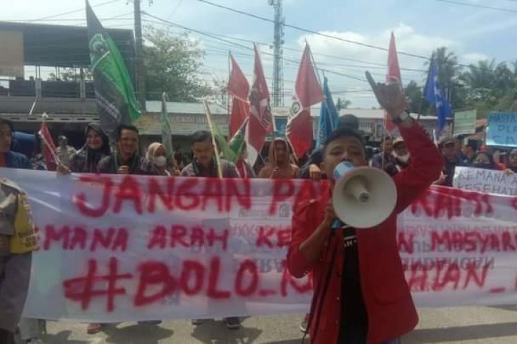 Unjuk Rasa didepan kantor DPRD, Cipayung Labuhanbatu Tuntut Hak Kesehatan Masyarakat