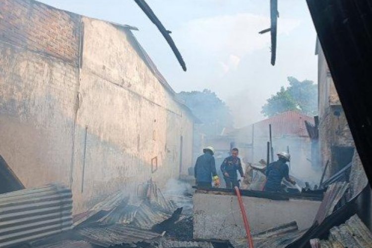 Diduga Kompor Gas Meledak, Tiga Unit Rumah Hangus Terbakar
