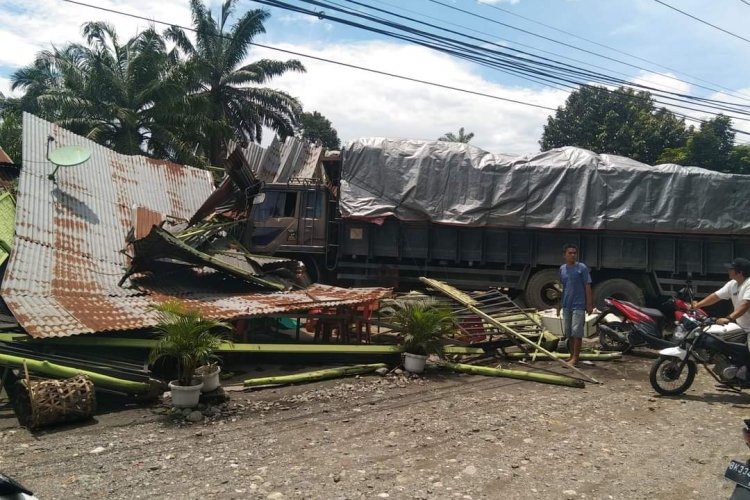 Rem Blong, Truk Fuso Seruduk Warung di Jalinsum Labuhanbatu