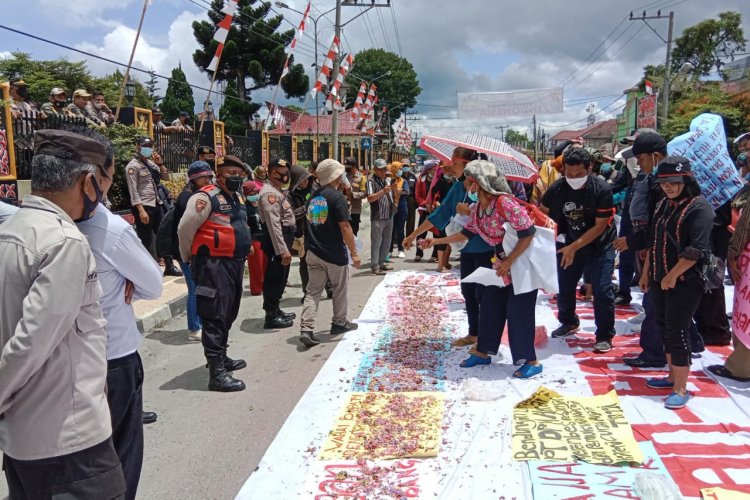 Tolak Tambang PT DPM, Puluhan Massa Aliansi Masyarakat Peduli Dairi Demo Kantor Bupati