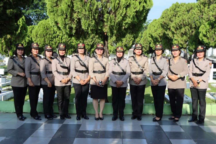 Sambut HUT ke-74, Polwan Polrestabes Medan Ziarah ke Makam Pahlawan