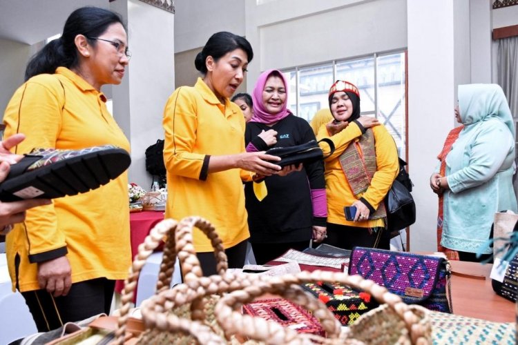 Kunjungi Rumah Kerajinan Dekranasda, Hetty Andika Perkasa Borong Kerajinan Sumut