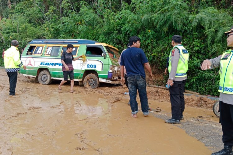 Jalan Lintas Sumatera dari Medan ke Tarutung Ditutupi Tanah Longsor