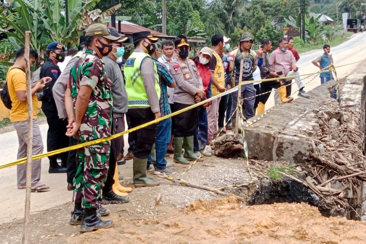 Kapolda Sumut Tinjau Tanah Longsor dan Banjir Bandang di Toba