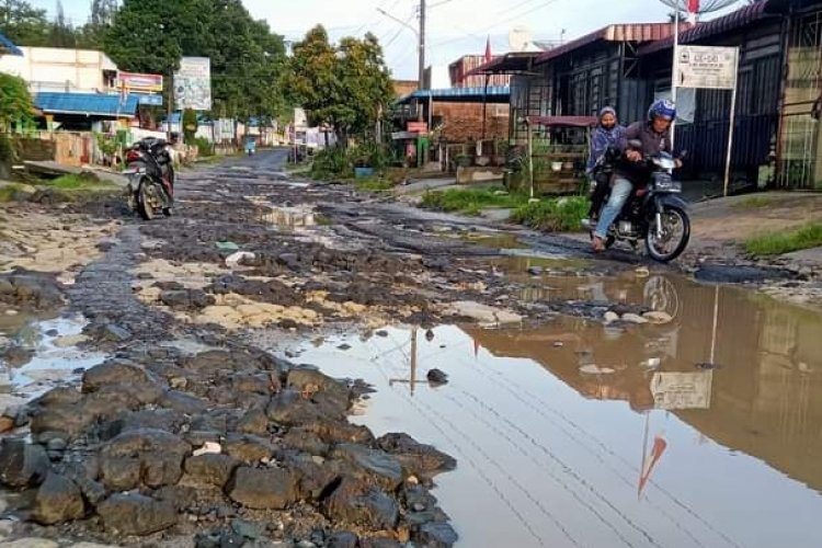 Jalan Lintas Siantar - Kabanjahe di Panei Tongah Rusak Parah