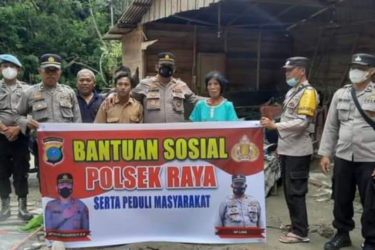 Polsek Raya Serahkan Bantuan ke Korban Banjir di Simalungun