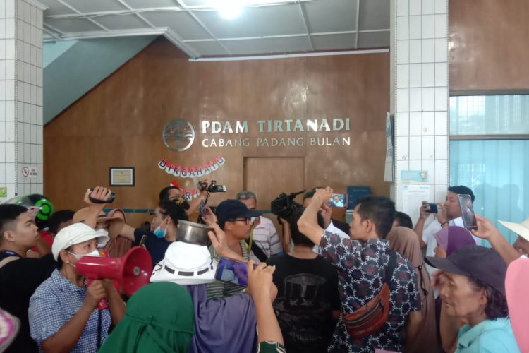 Bawa BH dan Panci, Ratusan Warga Protes ke PDAM