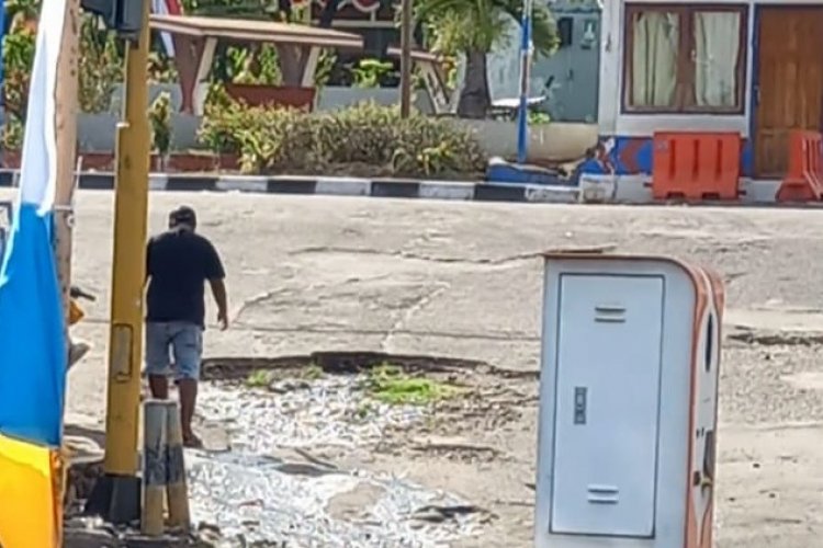 Jalan Rusak Timbulkan Genangan Air di Pintu Masuk Pelabuhan Larantuka