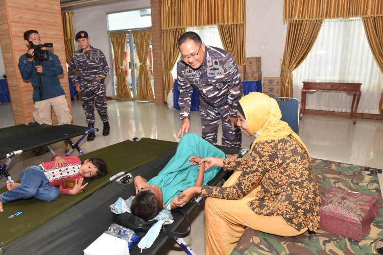 Baktikes TNI AL Pecahkan Rekor Muri Donor Darah Massal dan Khitan Massal di Atas Kapal Perang
