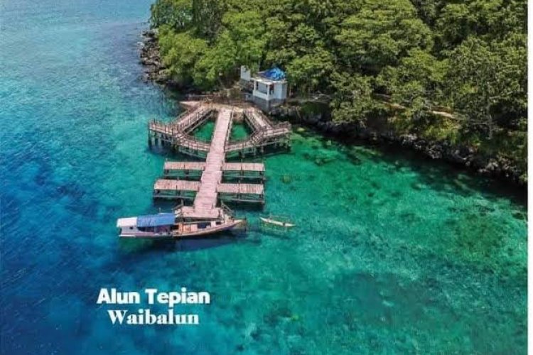 Keindahan Pulau Waibalun Dibalut Wisata Rohani