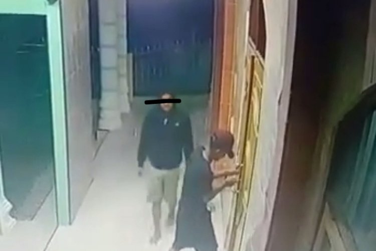 Dua Pria Terekam CCTV Curi Uang dari Kota Amal Masjid