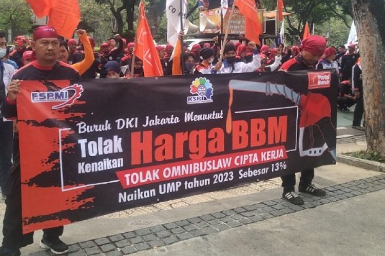 Tolak Kenaikan BBM, Massa Buruh Blokade Jalan di Balai Kota DKI Jakarta