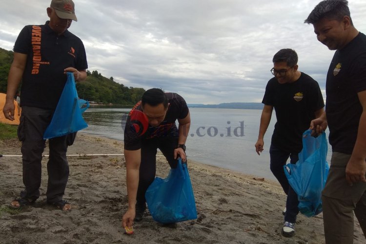 AHY Bersama Ratusan Peserta Jambore Bersihkan Sampah di Pinggir Danau Toba