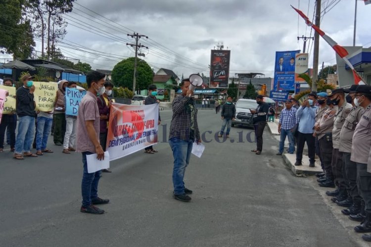 Aliansi Rakyat dan Mahasiswa Dairi Demo Kantor DPRD Minta P-APBD Disahkan