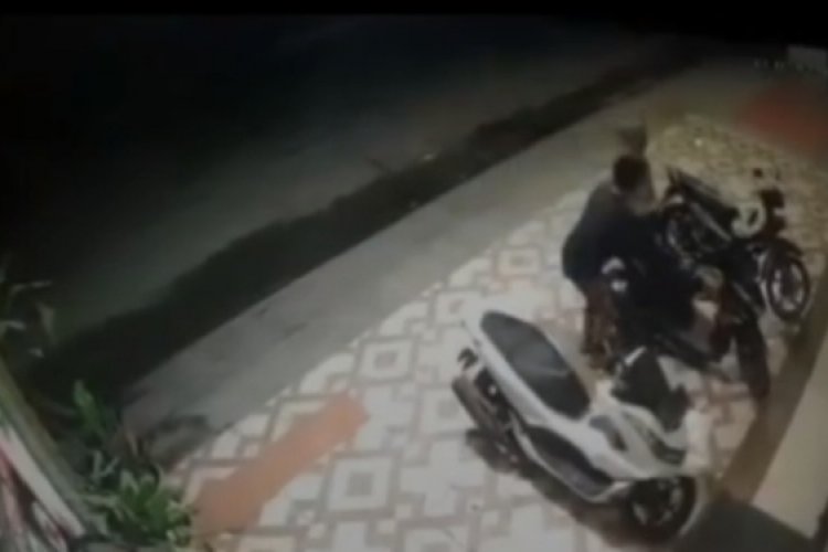 Dua Remaja Terekam CCTV Curi Sepeda Motor di Hotel Red Dozz