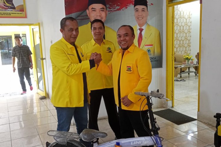 Ketua PK Rantau Selatan Partai Golkar  Berikan Sepeda Sport Ke DPD Partai Golkar Kabupaten Labuhanbatu Dalam Meriahkan HUT Partai Golkar Ke-58
