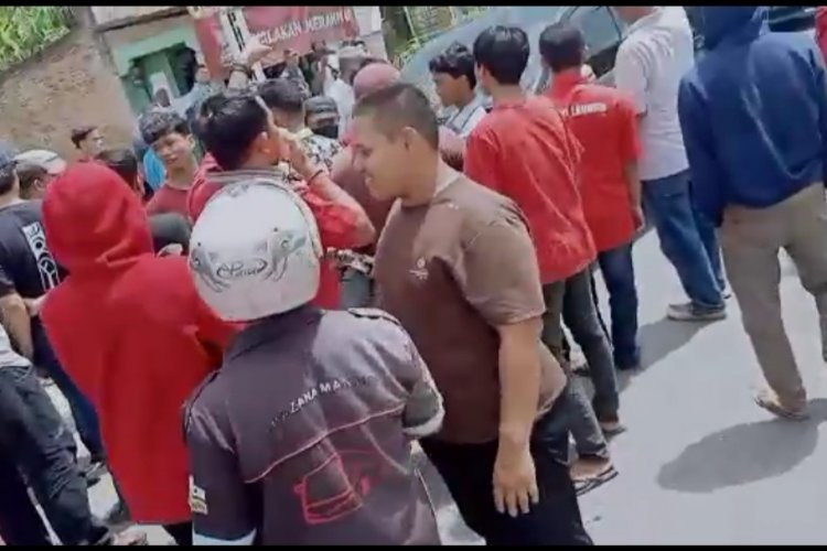 Ratusan Masa BMI Labusel, Geruduk Kantor Bupati