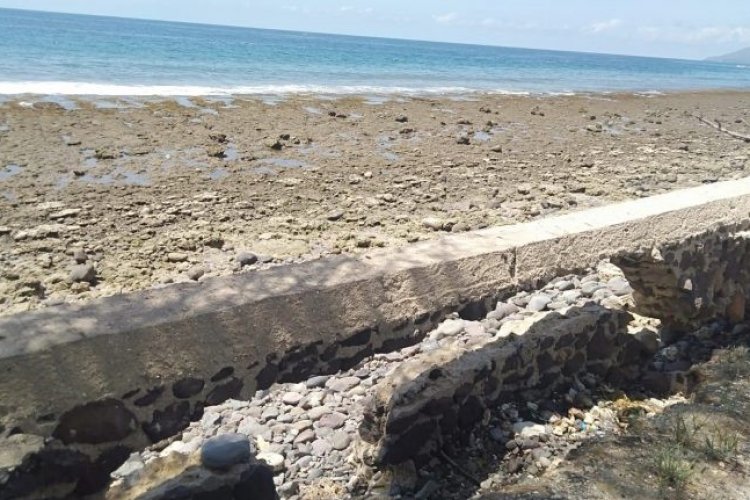 Talud Pengaman Pantai di Solor Selatan Roboh, Aktivitas Warga Terganggu