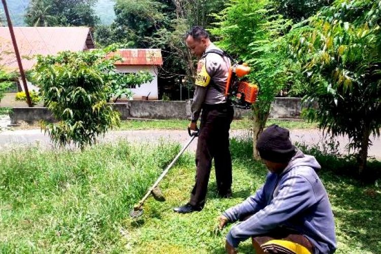 Berkunjung ke Kantor Desa, Bhabinkamtibmas Terjun Bersihkan Rumput