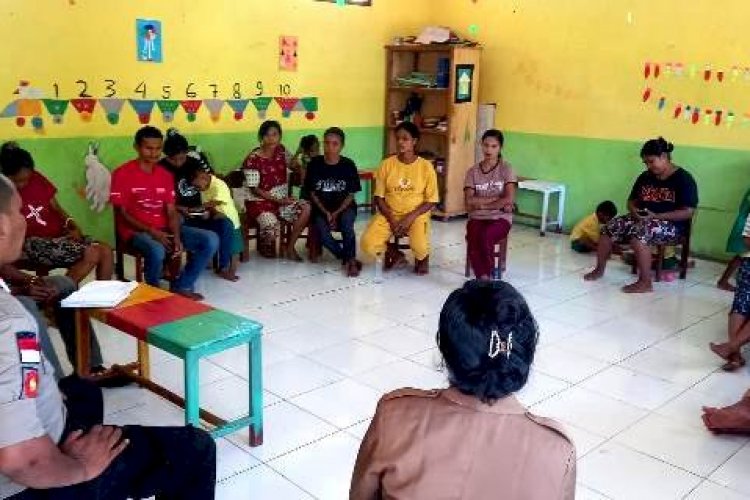 Bhabinkamtibmas dan Guru di Flores Timur Sosialisasikan Kurikulum Merdeka Belajar