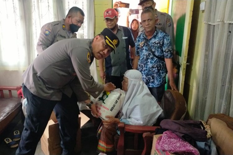 Polisi Beri Bantuan Kepada Warga Terkena Bencana Puting Beliung di Patumbak