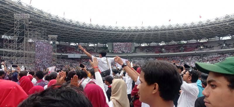 Ribuan Relawan Padati GBK, Relawan: Kita Memang Cinta Pak Jokowi