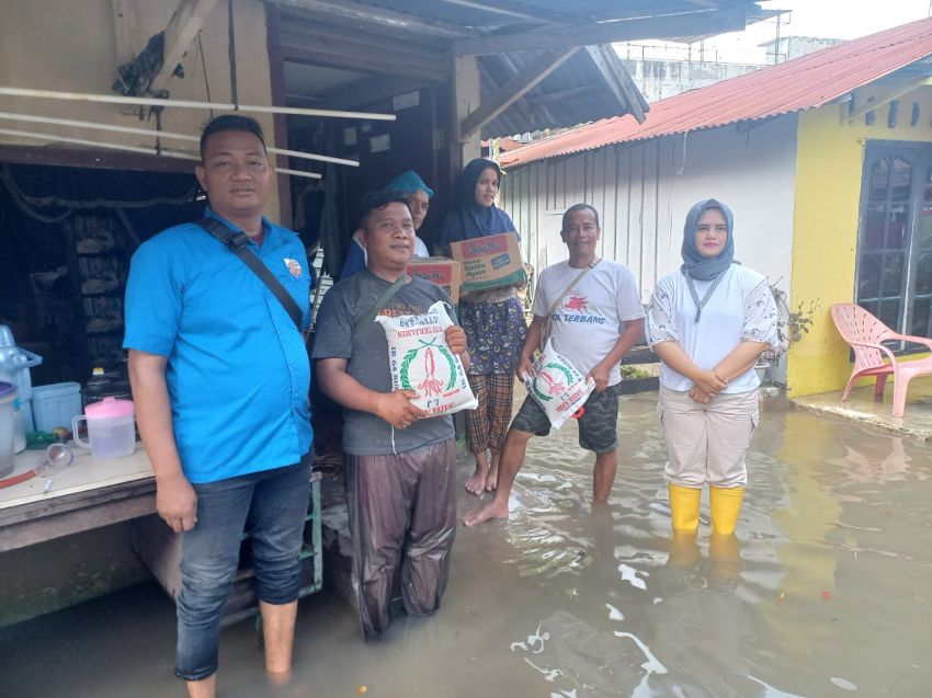 Karateker PK KNPI Medan Deli Bersama Lurah Bantu Korban Banjir