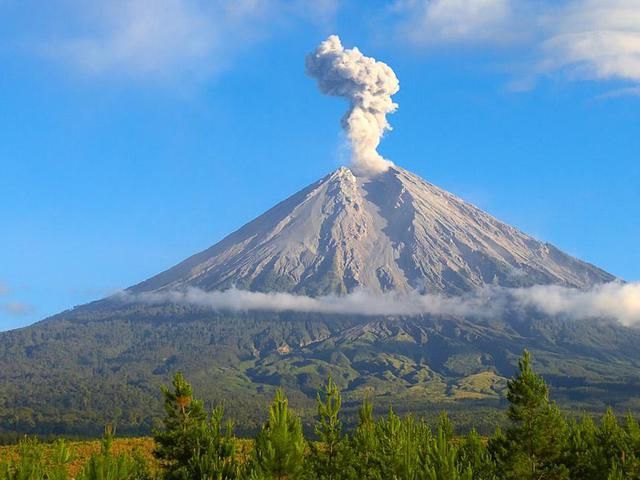 Gunung Semeru Erupsi 4 Kali Pagi Ini