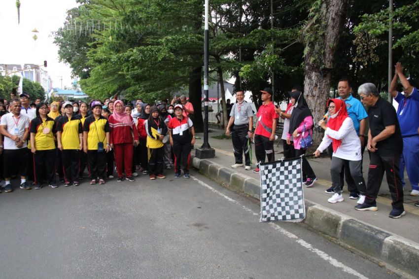 Wali Kota Pematang Siantar Lepas Gerak Jalan Sehat HUT PGRI ke-77