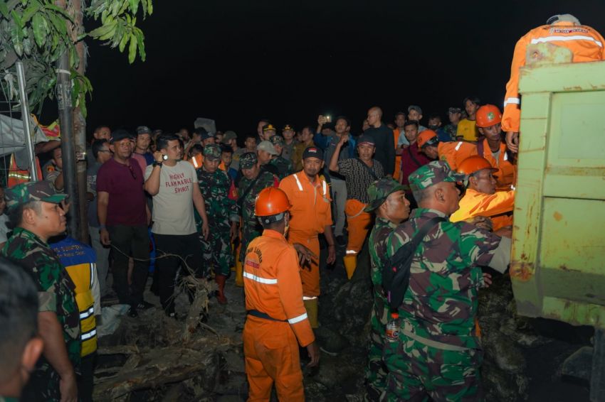 Antisipasi Sungai Deli Kembali Meluap, Bobby Nasution Tinjau Pemasangan Karung Pasir di Taman Maharani