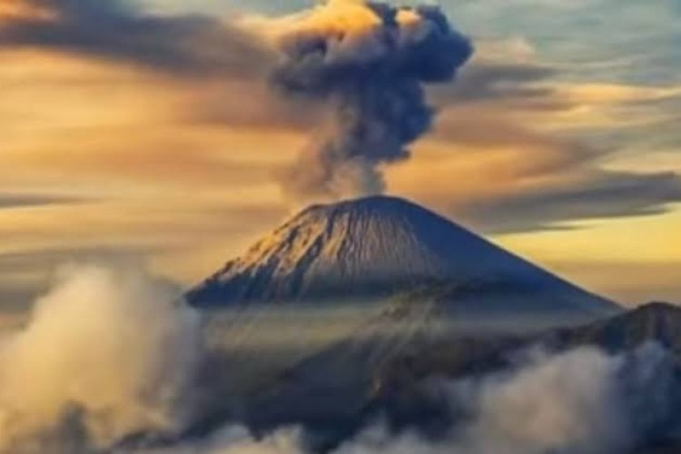 Gunung Semeru Luncurkan Awan Panas