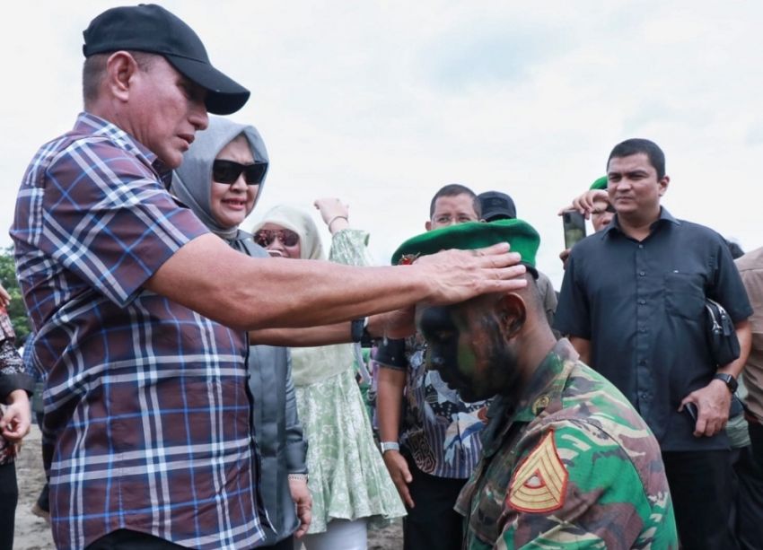 Edy Rahmayadi Pakaikan Baret kepada Putranya Taruna TNI Gilang Prasetya