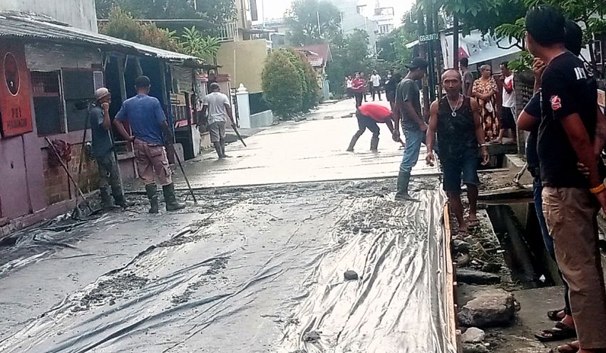 Warga Medan Barat Bahagia Atas Pengecoran Jalan, Bantuan dari Antonius Devolis