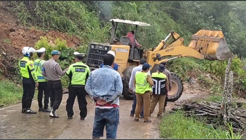 Material Longsor di Jalur Karo-Langkat Mulai Dibersihkan