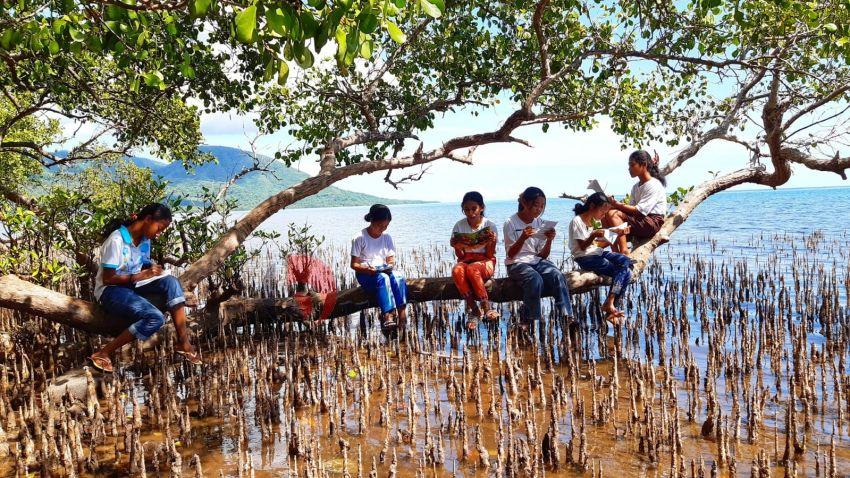 Komunitas Literasi SMPN 1 Lewolema Belajar Fotografi di Tepi Pantai