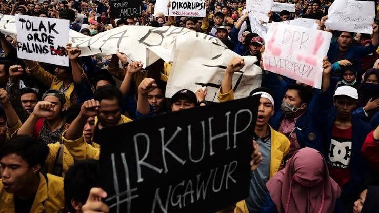 Demonstrasi Tolak RKUHP Berlangsung di DPR Siang Ini