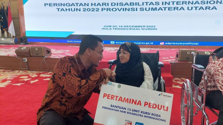 Hari Disabilitas Internasional, Pertamina Patra Niaga Regional Sumbagut Serahkan Bantuan Kursi Roda