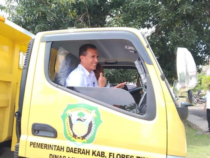Penjabat Bupati Flores Timur 'Jadi Supir' Truk Sampah