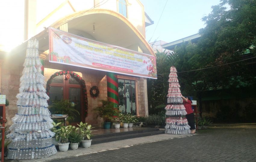 Pohon Natal Berbahan Plastik Bekas Karya Panitia GBKP Runggun Medan Timur