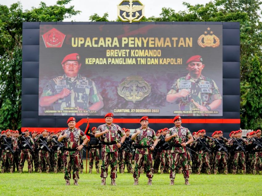 Disematkan Baret Merah Kopassus, Kapolri: Jangan Ragukan Sinergisitas TNI-Polri Jaga NKRI