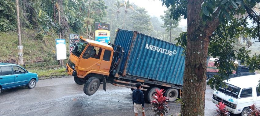 Mobil Kontainer Terjungkal di Tikungan PDAM Tirtanadi, Polisi Lakukan Arus Buka Tutup