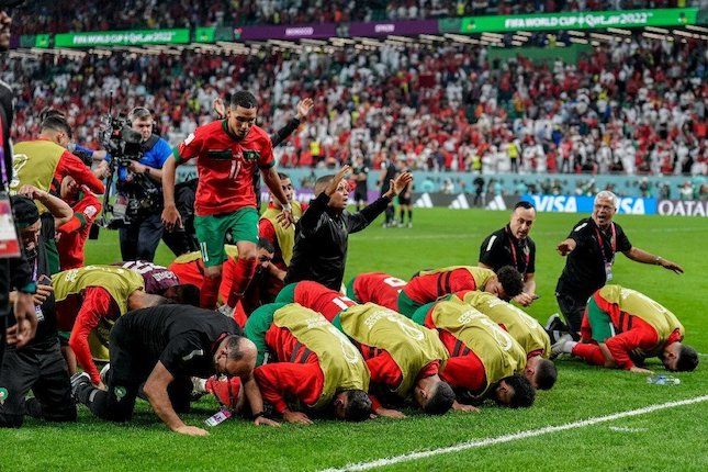 Aksi Sujud Syukur Maroko Pasca Kalahkan Spanyol di Piala Dunia 2022 Buat Netizen Kagum